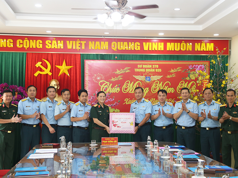 Thượng tướng Phạm Trường Sơn kiểm tra, ch&uacute;c Tết Trung đo&agrave;n 935v&agrave; Nh&agrave; m&aacute;y A42