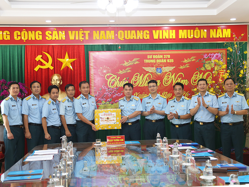Thượng tướng Phạm Trường Sơn kiểm tra, ch&uacute;c Tết Trung đo&agrave;n 935v&agrave; Nh&agrave; m&aacute;y A42
