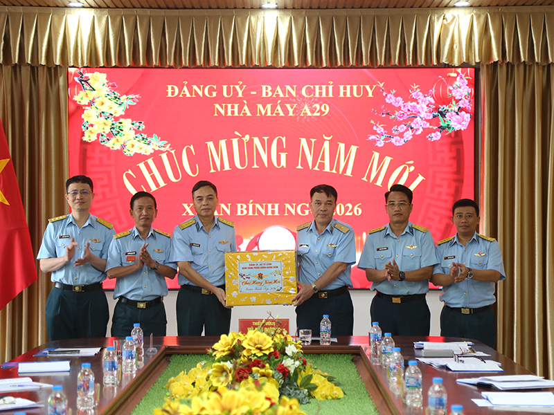 Qu&acirc;n chủng kiểm tra v&agrave; ch&uacute;c tết Nh&agrave; m&aacute;y A29
