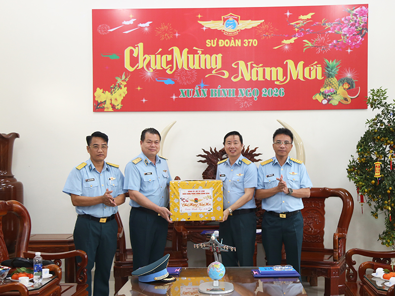 Thượng tướng Nguyễn Văn Hiền ch&uacute;c tết c&aacute;c đơn vị PK-KQ khu vực miền Nam