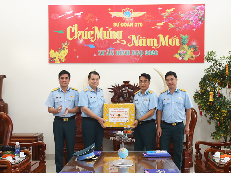 Thượng tướng Nguyễn Văn Hiền ch&uacute;c tết c&aacute;c đơn vị PK-KQ khu vực miền Nam