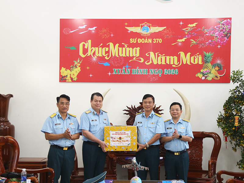 Thượng tướng Nguyễn Văn Hiền ch&uacute;c tết c&aacute;c đơn vị PK-KQ khu vực miền Nam