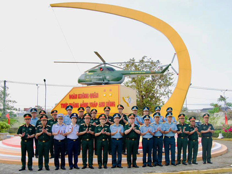 Đại tướng Nguyễn Trọng Nghĩa - Chủ nhiệm Tổng cục Ch&iacute;nh trị Qu&acirc;n đội nh&acirc;n d&acirc;n Việt Nam thăm v&agrave; l&agrave;m việc tại Trung đo&agrave;n Kh&ocirc;ng qu&acirc;n 917