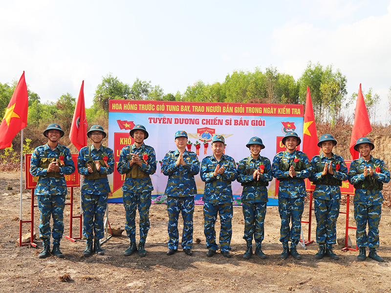 Sư đo&agrave;n 367 tổ chức kiểm tra bắn đạn thật theo ph&acirc;n đoạn s&uacute;ng Tiểu li&ecirc;n AK b&agrave;i 1 đối với chiến sĩ mới
