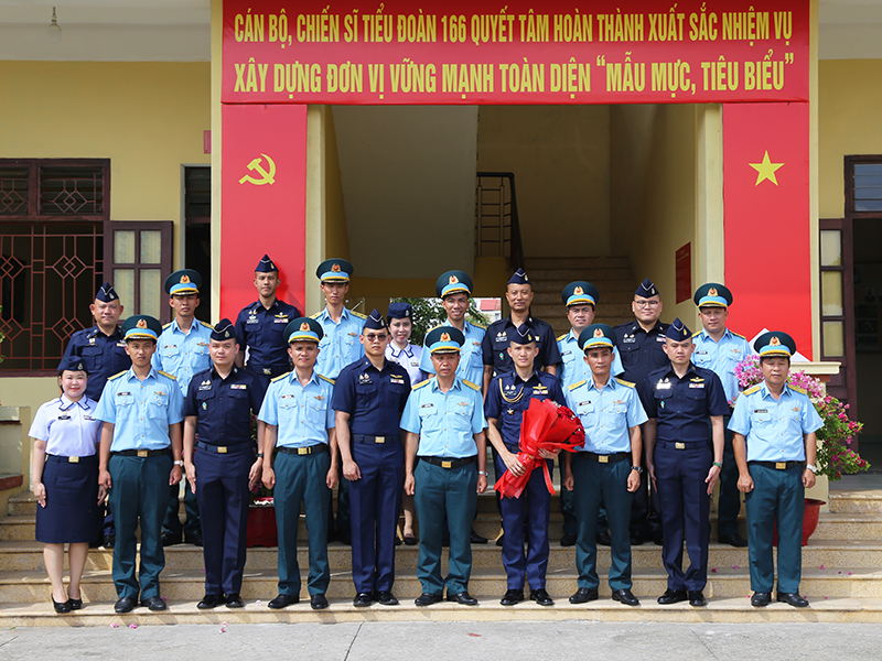Đo&agrave;n Sĩ quan trẻ lực lượng Kh&ocirc;ng qu&acirc;n Th&aacute;i Lan thăm v&agrave; giao lưu tại Sư đo&agrave;n 367