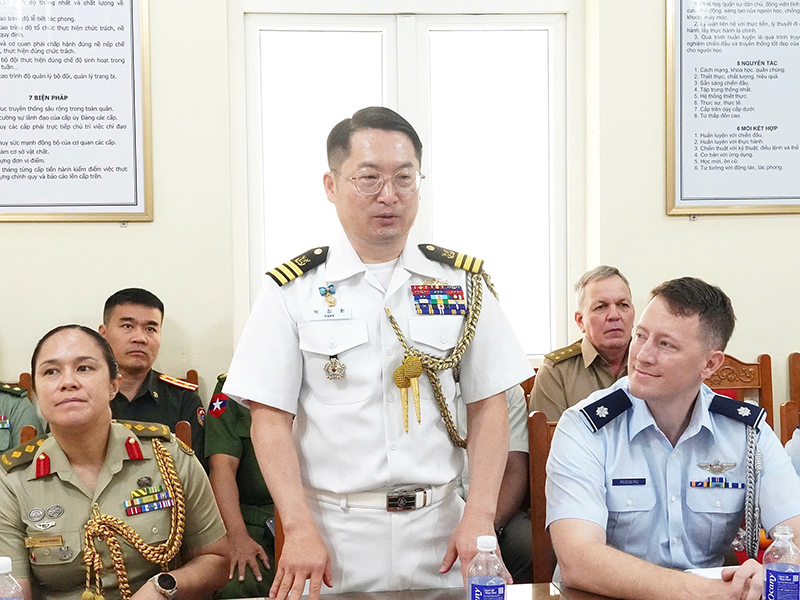 Đo&agrave;n T&ugrave;y vi&ecirc;n Qu&acirc;n sự c&aacute;c nước tại Việt Nam thăm v&agrave; l&agrave;m việc tại Trung đo&agrave;n 935