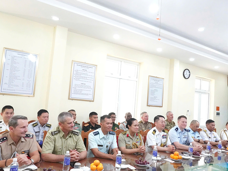 Đo&agrave;n T&ugrave;y vi&ecirc;n Qu&acirc;n sự c&aacute;c nước tại Việt Nam thăm v&agrave; l&agrave;m việc tại Trung đo&agrave;n 935