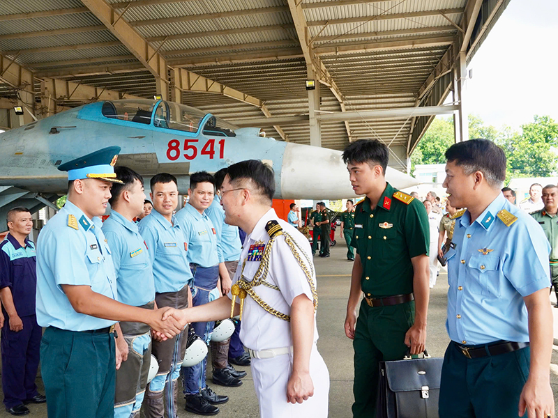 Đo&agrave;n T&ugrave;y vi&ecirc;n Qu&acirc;n sự c&aacute;c nước tại Việt Nam thăm v&agrave; l&agrave;m việc tại Trung đo&agrave;n 935