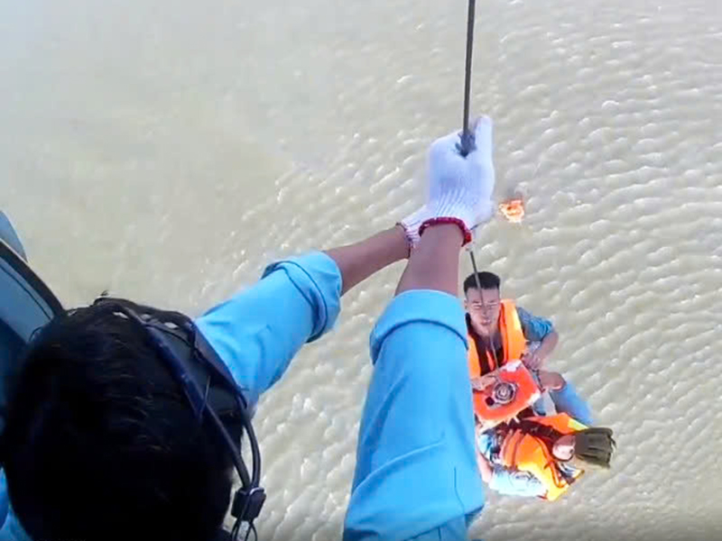Trung đo&agrave;n 917 tổ chức th&agrave;nh c&ocirc;ng c&aacute;c ban bay huấn luyện cấp cứu người tr&ecirc;n biển
