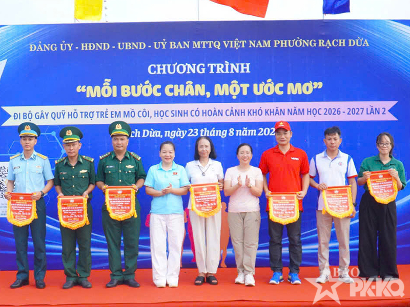 Trung đo&agrave;n 261 tham gia chương tr&igrave;nh đi bộ g&acirc;y quỹ &ldquo;Mỗi bước ch&acirc;n, một ước mơ&rdquo;