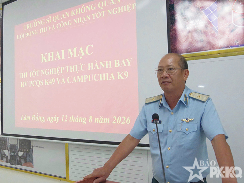 Trung đo&agrave;n 915 tổ chức thi tốt nghiệp thực h&agrave;nh bay cho học vi&ecirc;n phi c&ocirc;ng qu&acirc;n sự kh&oacute;a 49 v&agrave; học vi&ecirc;n Campuchia kho&aacute; 9