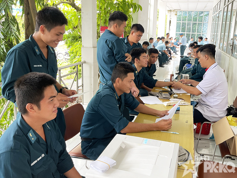 C&aacute;n bộ, chiến sĩ Trung đo&agrave;n 917 tham gia hiến m&aacute;u t&igrave;nh nguyện