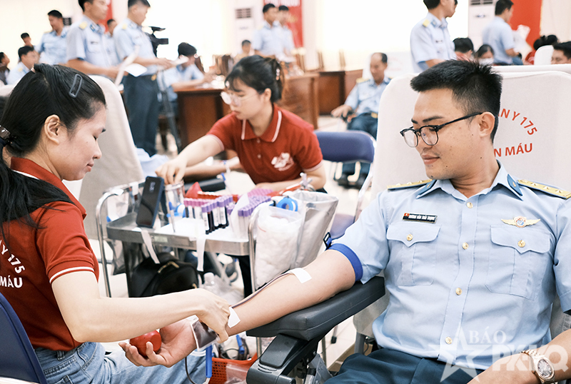 Trung đo&agrave;n 935 tổ chức Ng&agrave;y hội hiến m&aacute;u t&igrave;nh nguyện