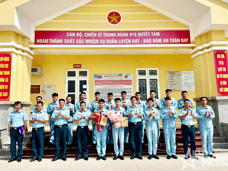 Trung đo&agrave;n 915 tổ chức th&agrave;nh c&ocirc;ng thi tốt nghiệp thực h&agrave;nh bay cho học vi&ecirc;n phi c&ocirc;ng qu&acirc;n sự kh&oacute;a 49 chuyển loại tr&ecirc;n trực thăng Mi-8.