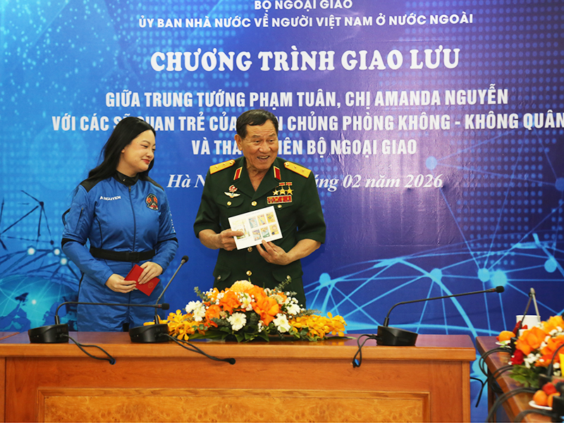Uỷ ban Nhà nước về người Việt Nam ở nước ngoài, Bộ Ngoại giao tổ chức Chương trình Giao lưu giữa Trung tướng Phạm Tuân và chị Amanda Nguyễn với các sĩ quan trẻ Quân chủng Phòng không-Không quân và thanh niên Bộ Ngoại giao.