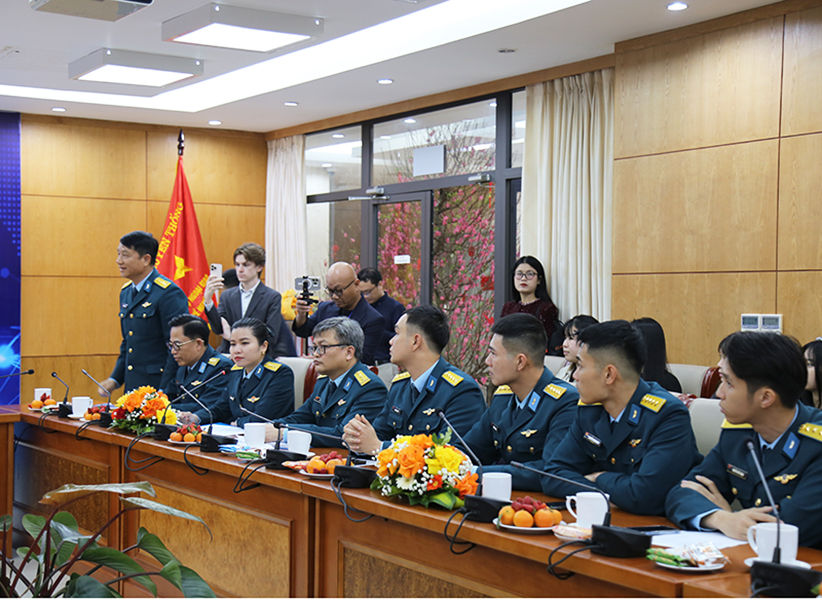 Uỷ ban Nhà nước về người Việt Nam ở nước ngoài, Bộ Ngoại giao tổ chức Chương trình Giao lưu giữa Trung tướng Phạm Tuân và chị Amanda Nguyễn với các sĩ quan trẻ Quân chủng Phòng không-Không quân và thanh niên Bộ Ngoại giao.