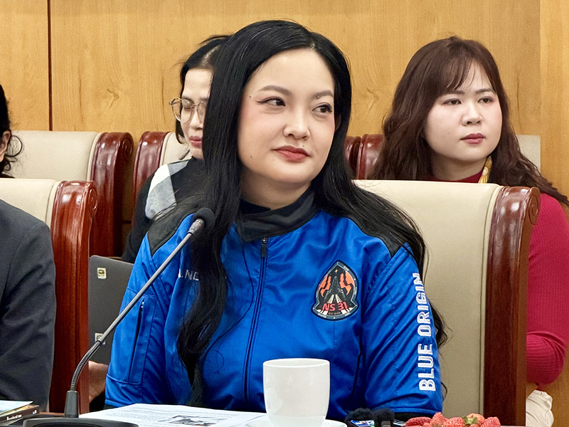 Uỷ ban Nhà nước về người Việt Nam ở nước ngoài, Bộ Ngoại giao tổ chức Chương trình Giao lưu giữa Trung tướng Phạm Tuân và chị Amanda Nguyễn với các sĩ quan trẻ Quân chủng Phòng không-Không quân và thanh niên Bộ Ngoại giao.