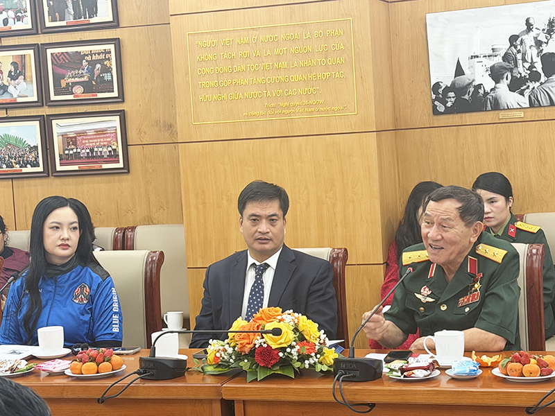 Uỷ ban Nh&agrave; nước về người Việt Nam ở nước ngo&agrave;i, Bộ Ngoại giao tổ chức Chương tr&igrave;nh Giao lưu giữa Trung tướng Phạm Tu&acirc;n v&agrave; chị Amanda Nguyễn với c&aacute;c sĩ quan trẻ Qu&acirc;n chủng Ph&ograve;ng kh&ocirc;ng-Kh&ocirc;ng qu&acirc;n v&agrave; thanh ni&ecirc;n Bộ Ngoại giao.