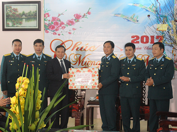 Thiếu tướng Nguyễn Văn Đảm - Phó Tư lệnh Quân chủng PK- KQ kiểm tra sẵn sàng chiến đấu và chúc Tết Trung đoàn Không quân 923