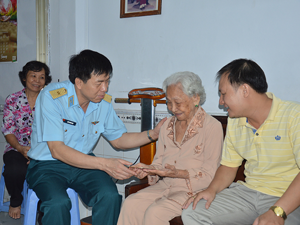 Thủ trưởng Bộ Tư lệnh Quân chủng kiểm tra sẵn sàng chiến đấu và chúc Tết các đơn vị phía Nam