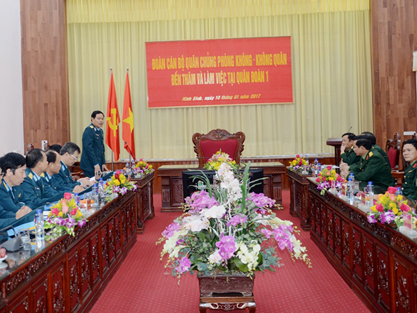 Đoàn cán bộ Quân chủng PK-KQ đến thăm và làm việc tại Quân đoàn 1