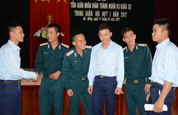 Các đơn vị thuộc Sư đoàn 372 và Sư đoàn 372 tổ chức tiễn quân nhân hoàn thành nghĩa vụ quân sự
