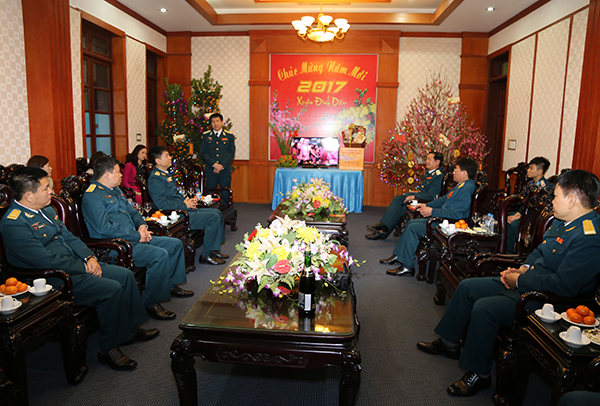 Thủ trưởng Bộ Tư lệnh Quân chủng PK-KQ chúc Tết đêm Giao thừa