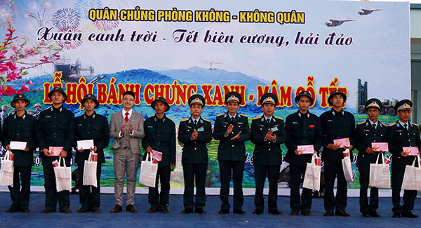 Ấm áp “Xuân canh trời - Tết biên cương, hải đảo”