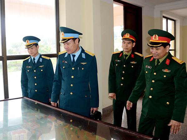 Đoàn cán bộ Quân chủng PK-KQ đến thăm và làm việc tại Quân đoàn 1