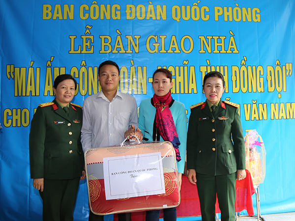 Ban Công đoàn Quốc phòng bàn giao nhà 