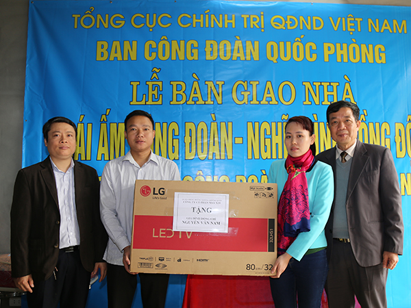 Ban Công đoàn Quốc phòng bàn giao nhà 