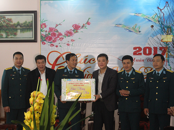 Thiếu tướng Nguyễn Văn Đảm - Phó Tư lệnh Quân chủng PK- KQ kiểm tra sẵn sàng chiến đấu và chúc Tết Trung đoàn Không quân 923