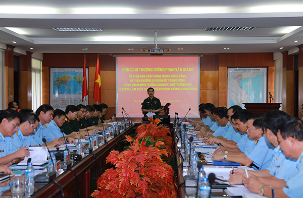Thượng tướng Phan Văn Giang - Tổng Tham mưu trưởng QĐND Việt Nam kiểm tra Học viện Phòng không-Không quân
