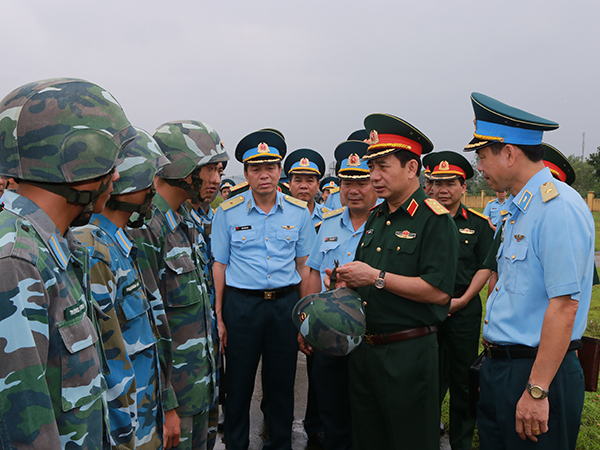 Thượng tướng Phan Văn Giang - Tổng Tham mưu trưởng QĐND Việt Nam kiểm tra Học viện Phòng không-Không quân