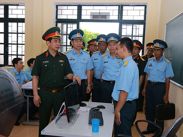 Thượng tướng Phan Văn Giang - Tổng Tham mưu trưởng QĐND Việt Nam kiểm tra Học viện Phòng không-Không quân