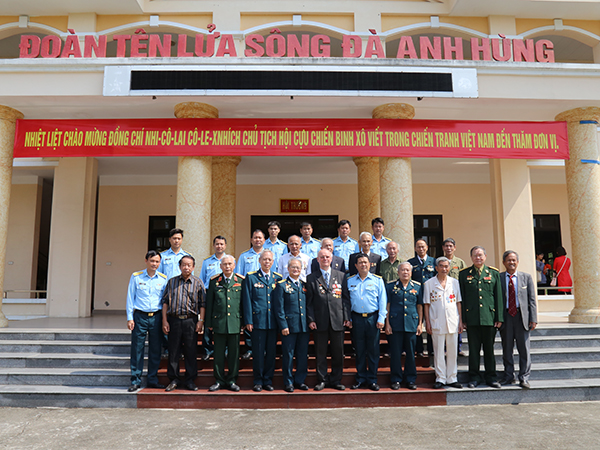 Chủ tịch Hội cựu chiến binh Xô viết trong chiến tranh Việt Nam thăm Sư đoàn 361