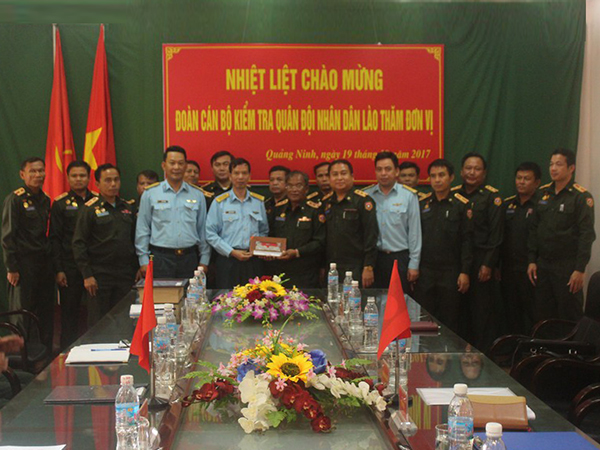 Đoàn cán bộ Kiểm tra Quân đội nhân dân Lào tham quan thực tế tại Trung đoàn 213