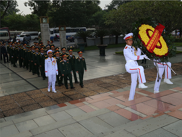 450 đại biểu Đoàn TNCS Hồ Chí Minh Quân đội đến dâng hương các Anh hùng Liệt sĩ và vào Lăng báo công dâng Bác