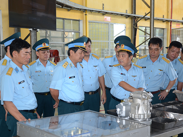 Tư lệnh Quân chủng Phòng không-Không quân kiểm tra các đơn vị khu vực miền Trung