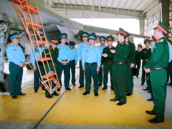 Thượng tướng Phan Văn Giang - Tổng Tham mưu trưởng Quân đội nhân dân Việt Nam thăm và kiểm tra Trung đoàn Không quân 927