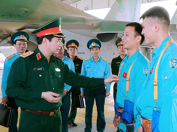 Thượng tướng Phan Văn Giang - Tổng Tham mưu trưởng Quân đội nhân dân Việt Nam thăm và kiểm tra Trung đoàn Không quân 927