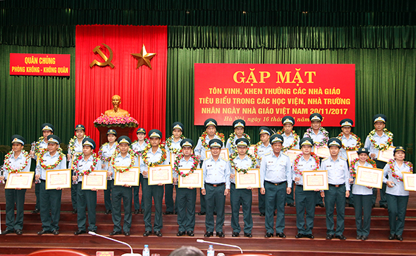 Quân chủng Phòng không-Không quân gặp mặt tôn vinh, khen thưởng các nhà giáo tiêu biểu năm 2017