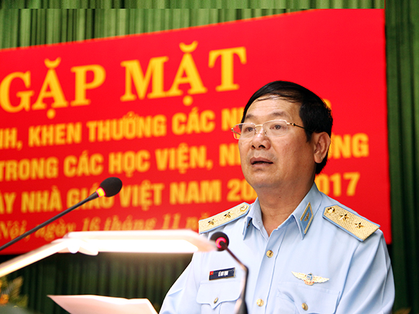 Quân chủng Phòng không-Không quân gặp mặt tôn vinh, khen thưởng các nhà giáo tiêu biểu năm 2017
