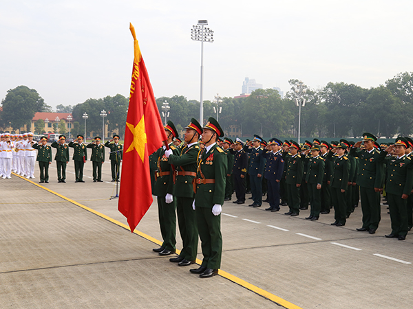 450 đại biểu Đoàn TNCS Hồ Chí Minh Quân đội đến dâng hương các Anh hùng Liệt sĩ và vào Lăng báo công dâng Bác