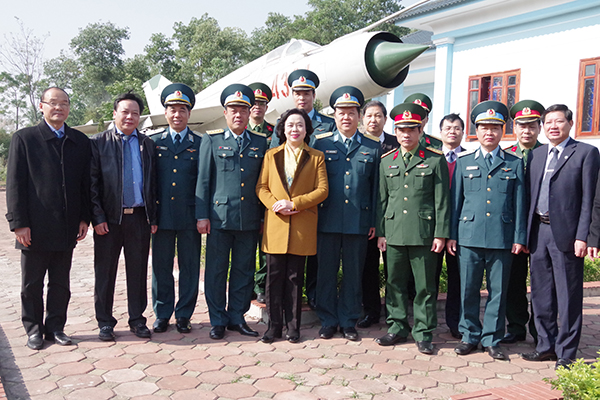 Đoàn đại biểu Thành phố Hà Nội thăm và chúc mừng Sư đoàn Không quân 371