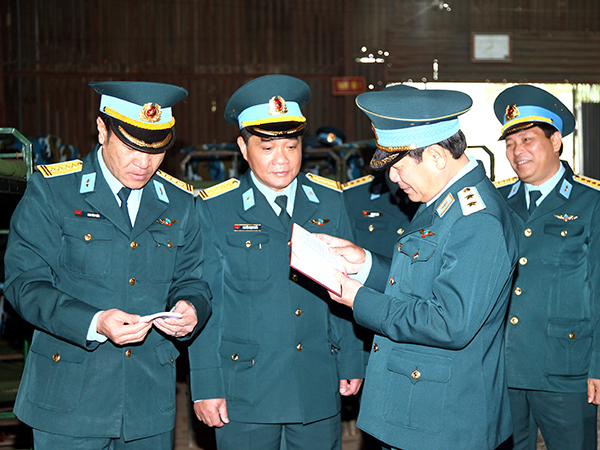 Tư lệnh Quân chủng kiểm tra Tiểu đoàn 11 (Sư đoàn 361)