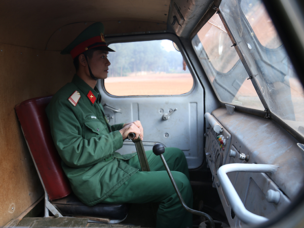 Bên những 