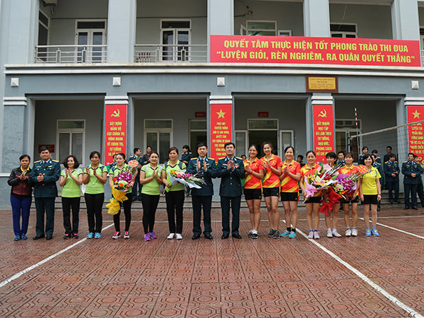 Giao hữu bóng chuyền hơi giữa HPN Cục Chính trị và HPN Trung đoàn 921 (Sư đoàn 371)