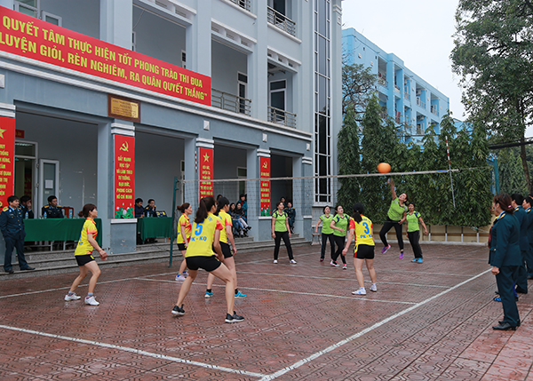 Giao hữu bóng chuyền hơi giữa HPN Cục Chính trị và HPN Trung đoàn 921 (Sư đoàn 371)