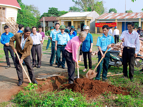 Tiểu đoàn Căn cứ Sân bay Pleiku làm dân vận khéo